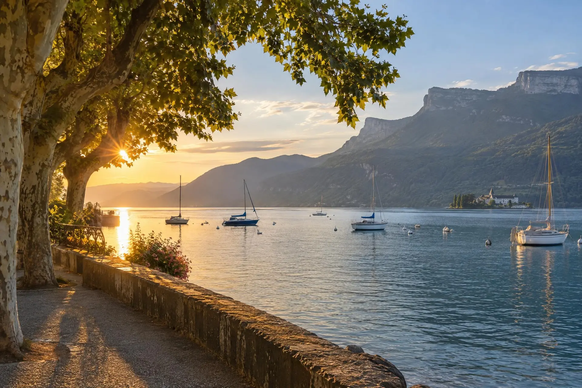 Le lac du Bourget vu de la promenade d'Aix-les-Bains au soleil couchant