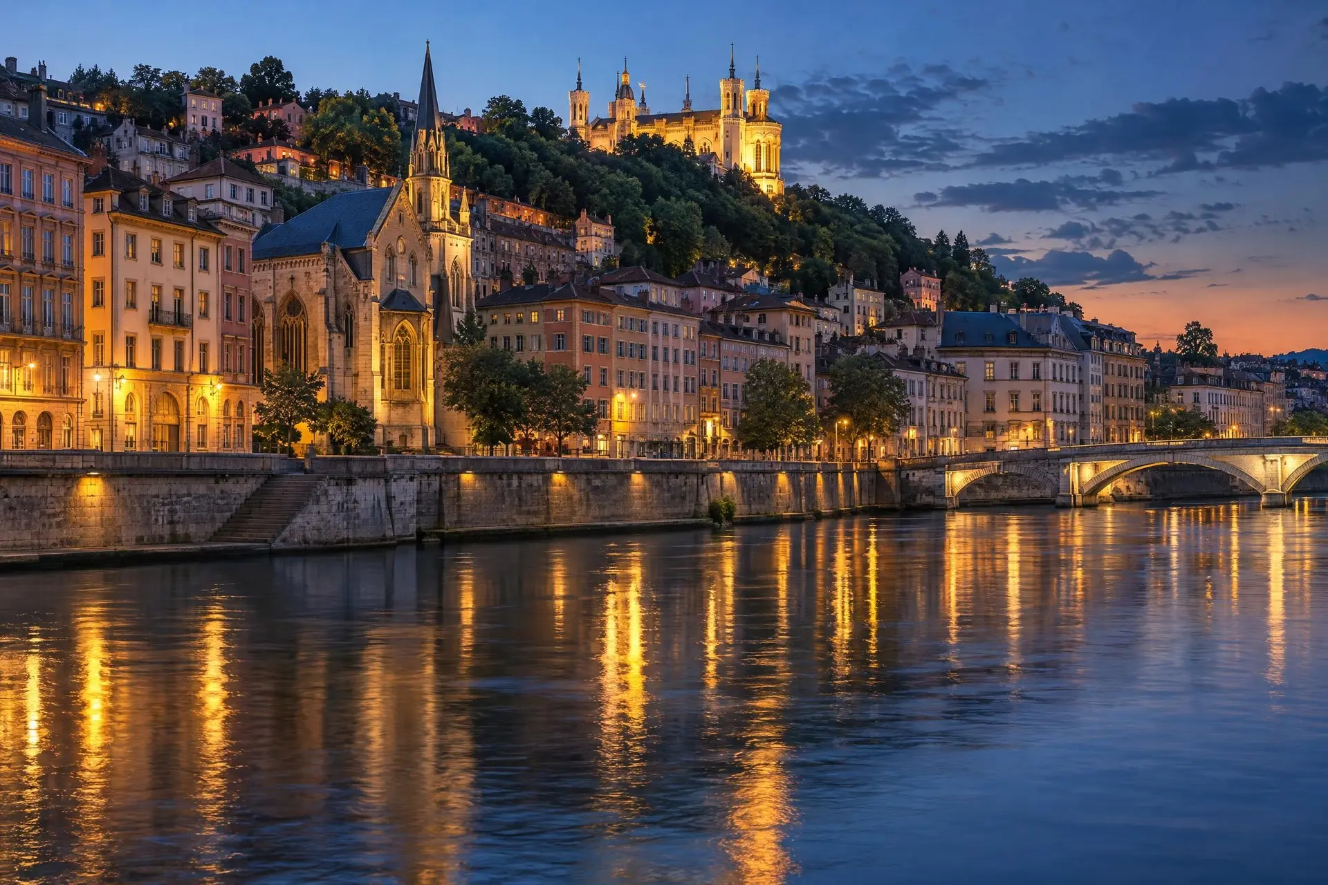 Lyon à l'heure bleue : les quais de Saône, le Vieux Lyon et la basilique de Fourvière